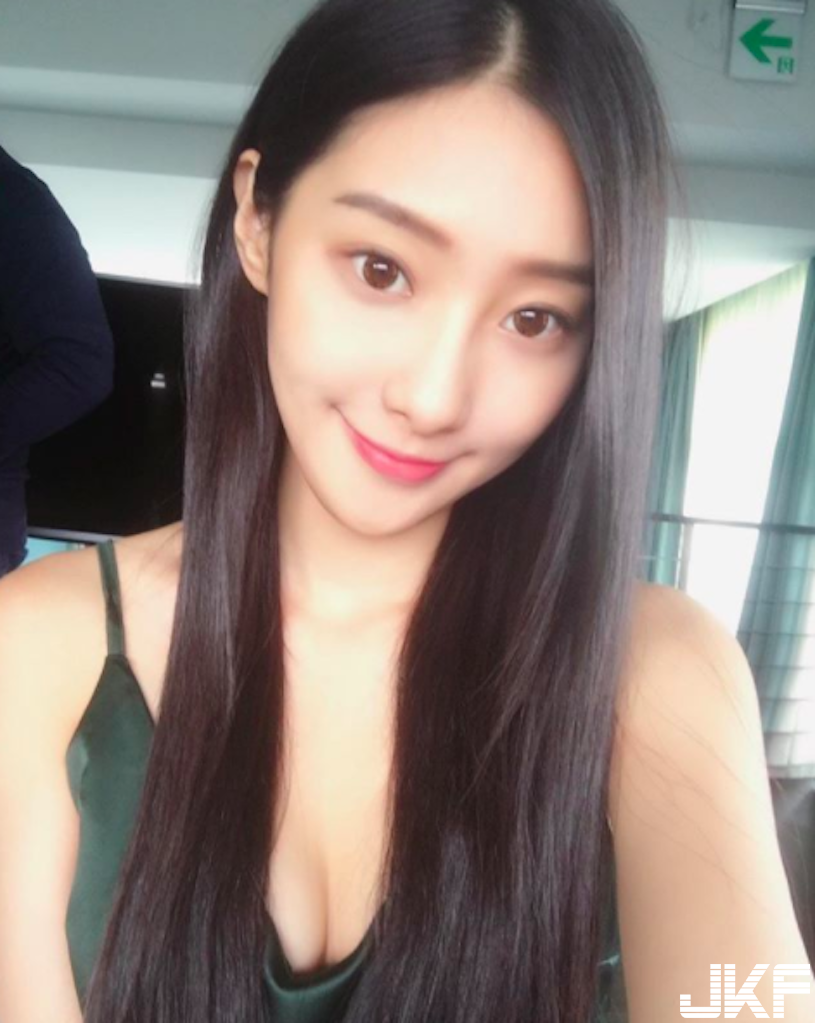 甜美直播主「酥胸好吸睛」！「白皙美肌」真的超犯規！