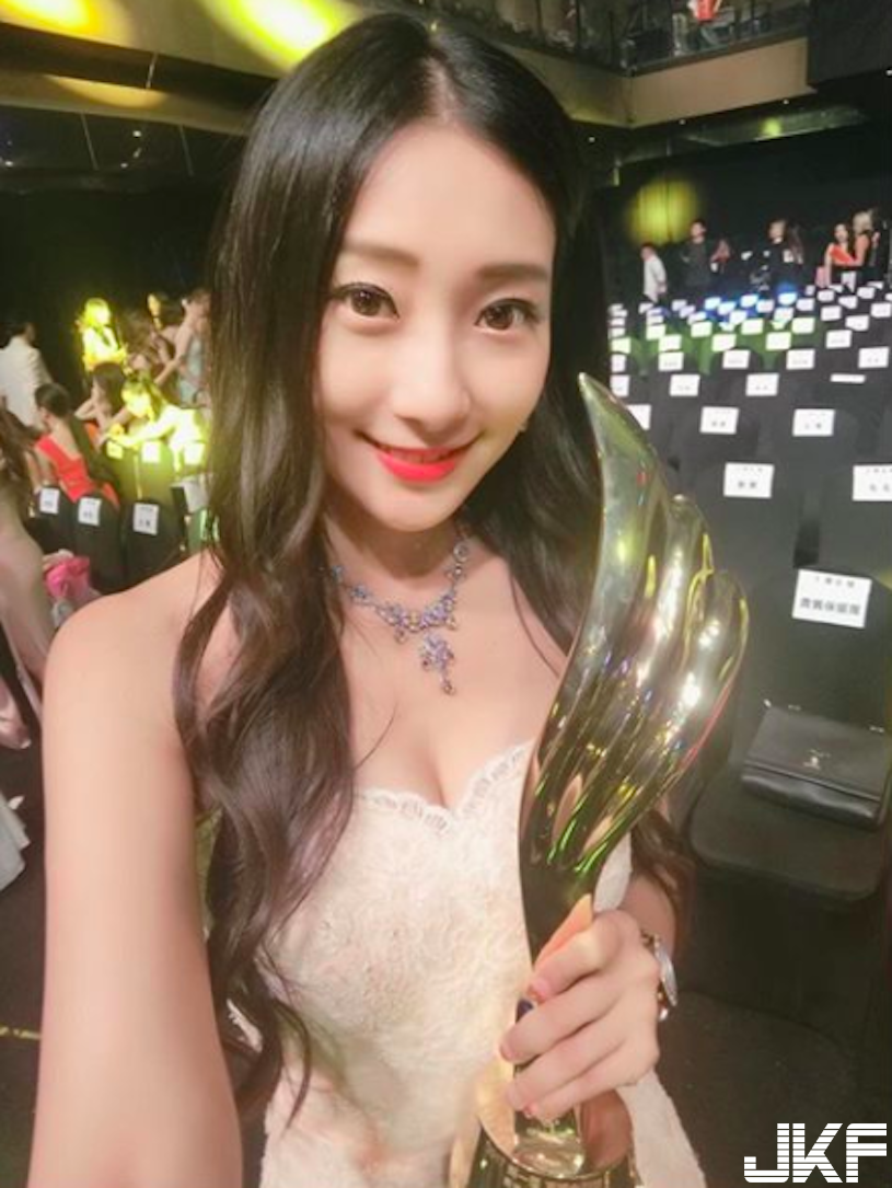 甜美直播主「酥胸好吸睛」！「白皙美肌」真的超犯規！
