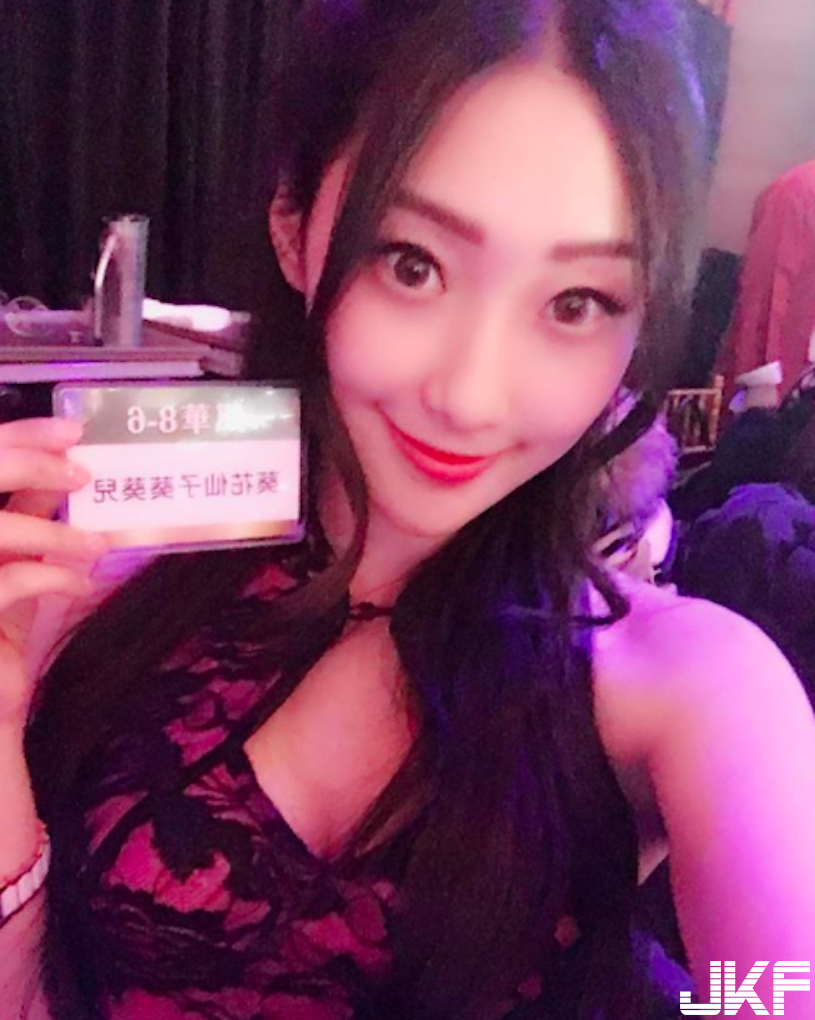 甜美直播主「酥胸好吸睛」！「白皙美肌」真的超犯規！