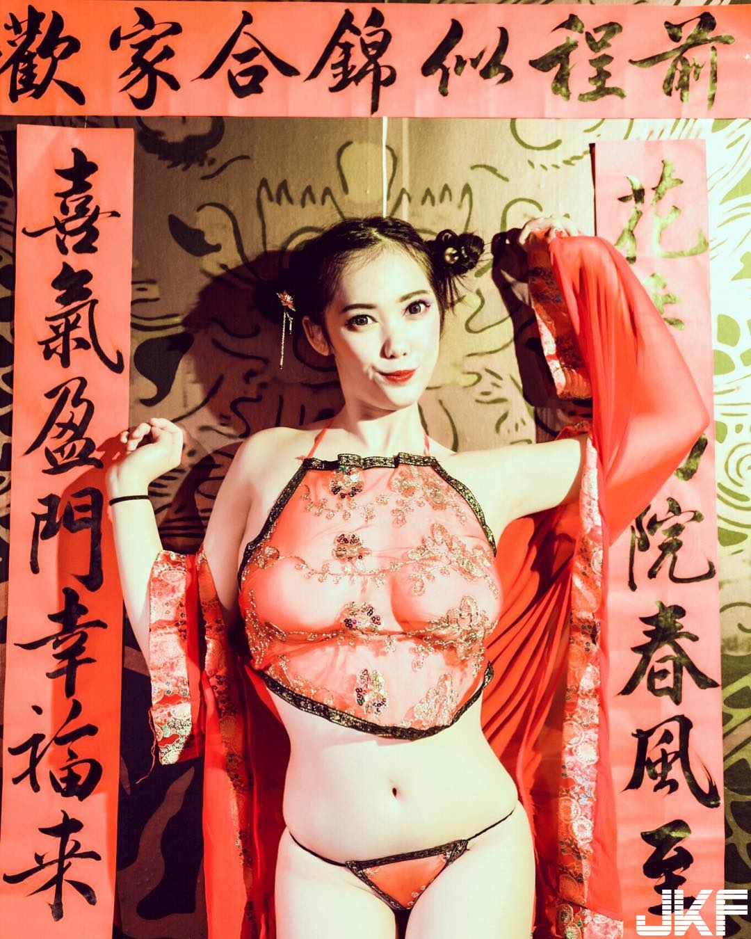 有穿跟沒穿一樣！巨乳妹子「超薄透明肚兜」慶新春！渾圓美乳遮不住&#8230;