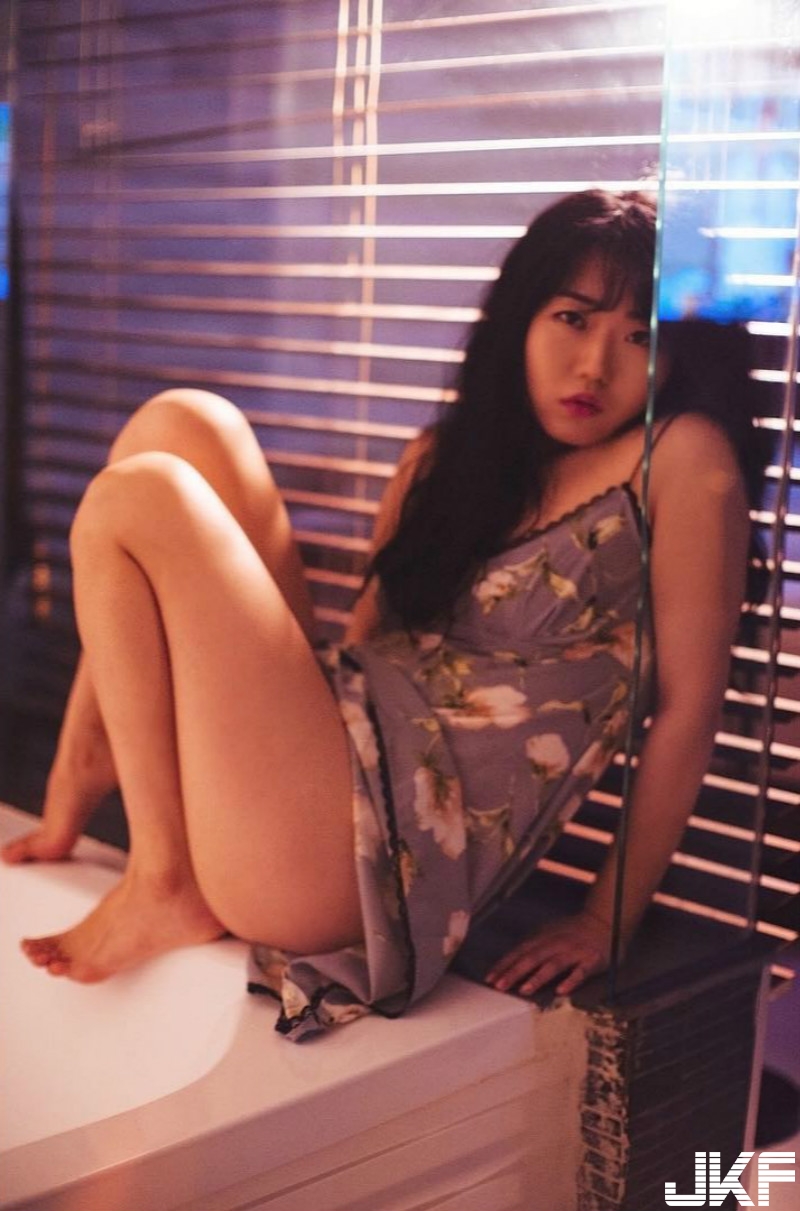 過激！妹子尺度全開爆乳裸身挑戰「肉慾寫真」 極限露出最大值！