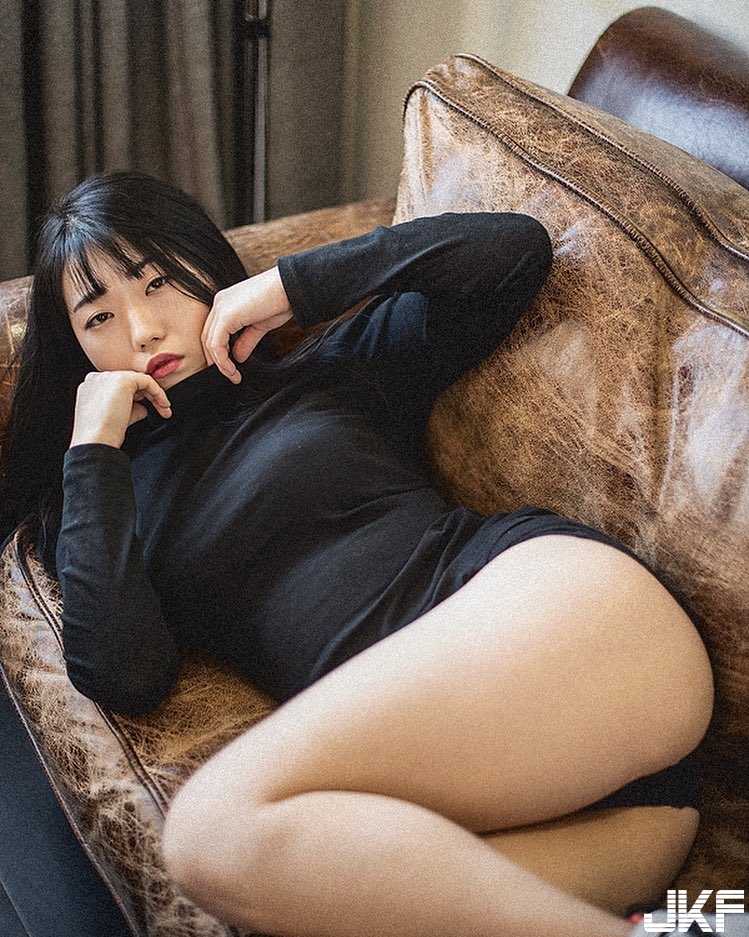 過激！妹子尺度全開爆乳裸身挑戰「肉慾寫真」 極限露出最大值！