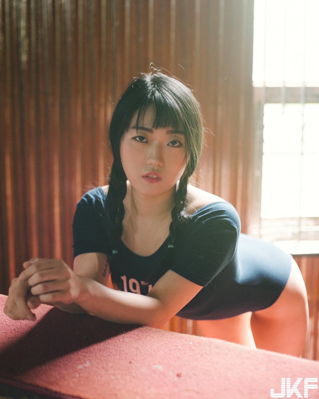 過激！妹子尺度全開爆乳裸身挑戰「肉慾寫真」 極限露出最大值！