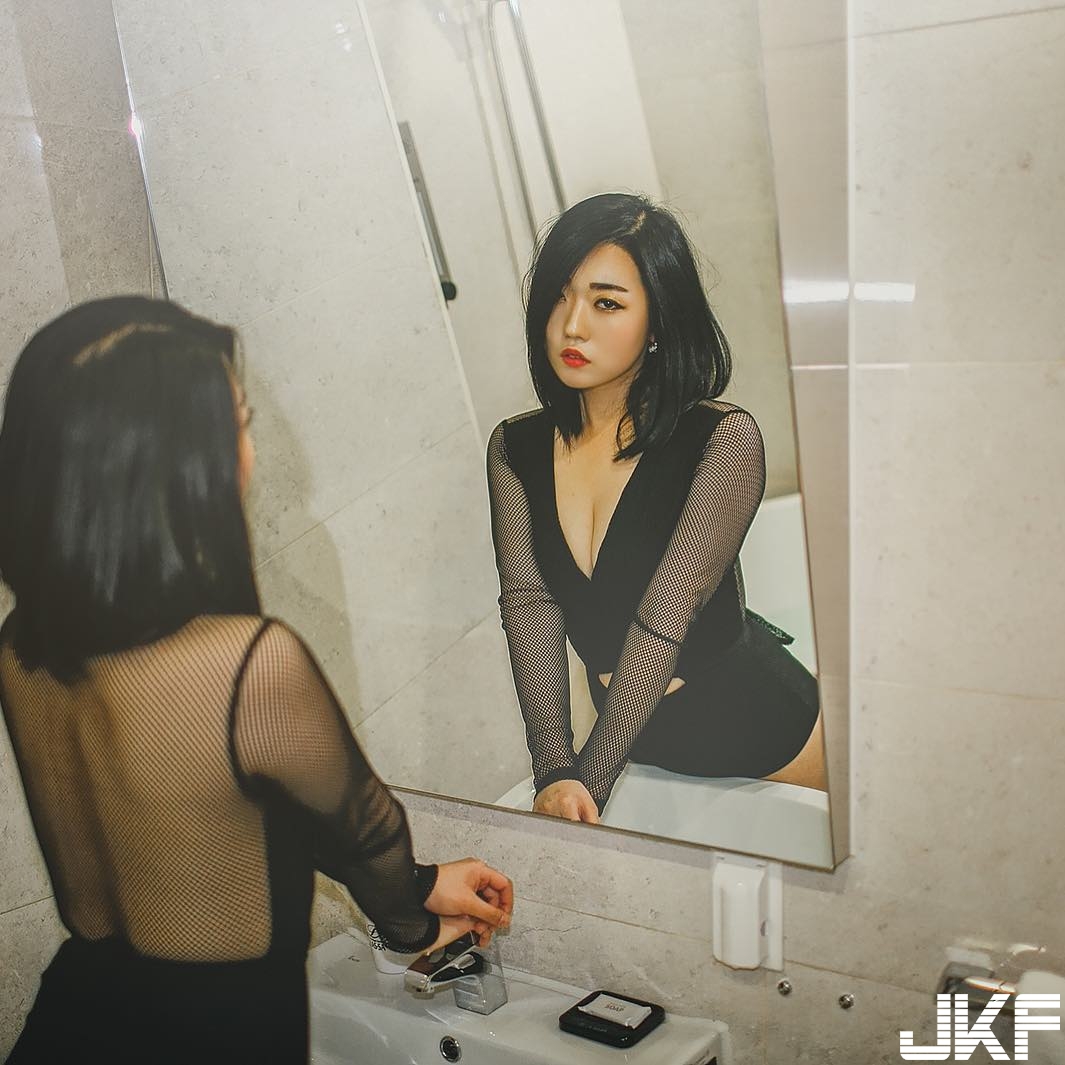 過激！妹子尺度全開爆乳裸身挑戰「肉慾寫真」 極限露出最大值！