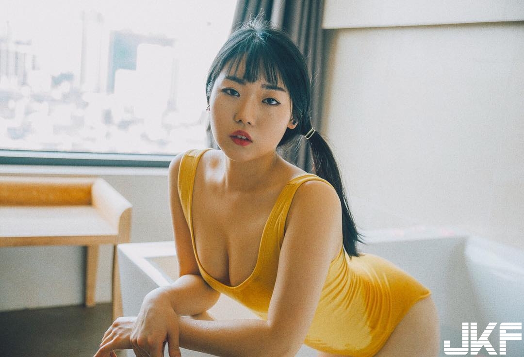 過激！妹子尺度全開爆乳裸身挑戰「肉慾寫真」 極限露出最大值！