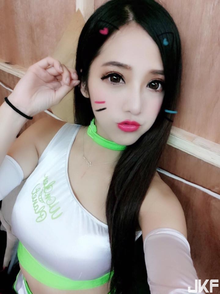 「爆乳正妹」外掛修長美腿！低胸性感洋裝露出深邃事業線，畫面太誘人啦！