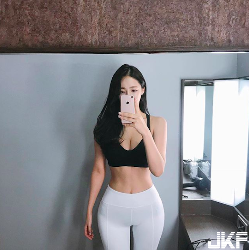 美到冒泡！超胸「D奶老闆娘」深夜自拍好壞壞！滿滿的「美乳視角」畫面太養眼啦…