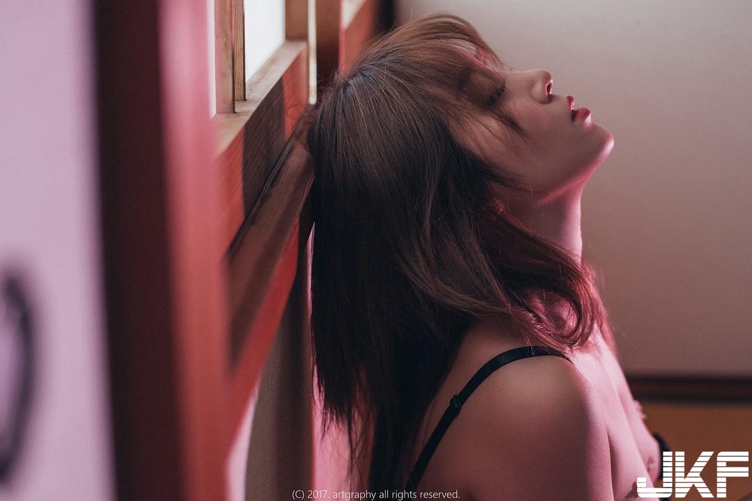 「M系爆乳正妹」胸前兩個血滴子！額外加碼緊縛濕溽白衫，情慾滿點讓人瞬間繳械！