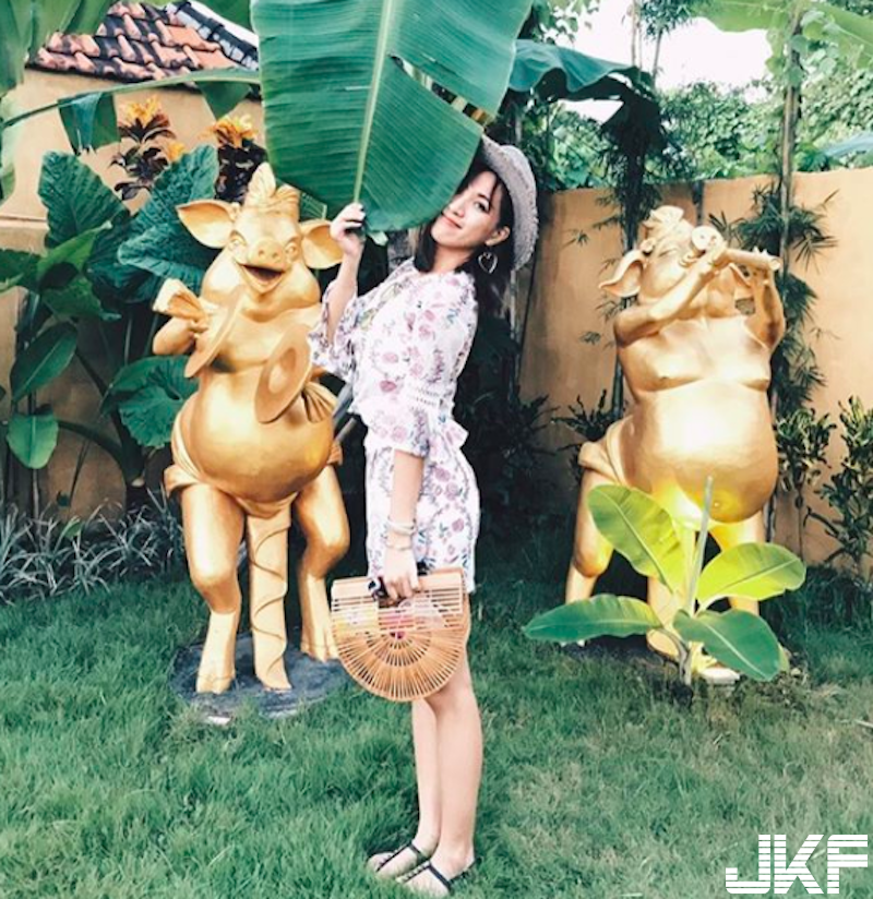 鼻血出來啦！「火辣正妹人妻」身材超性感！「渾圓美乳」池邊波光蕩漾！