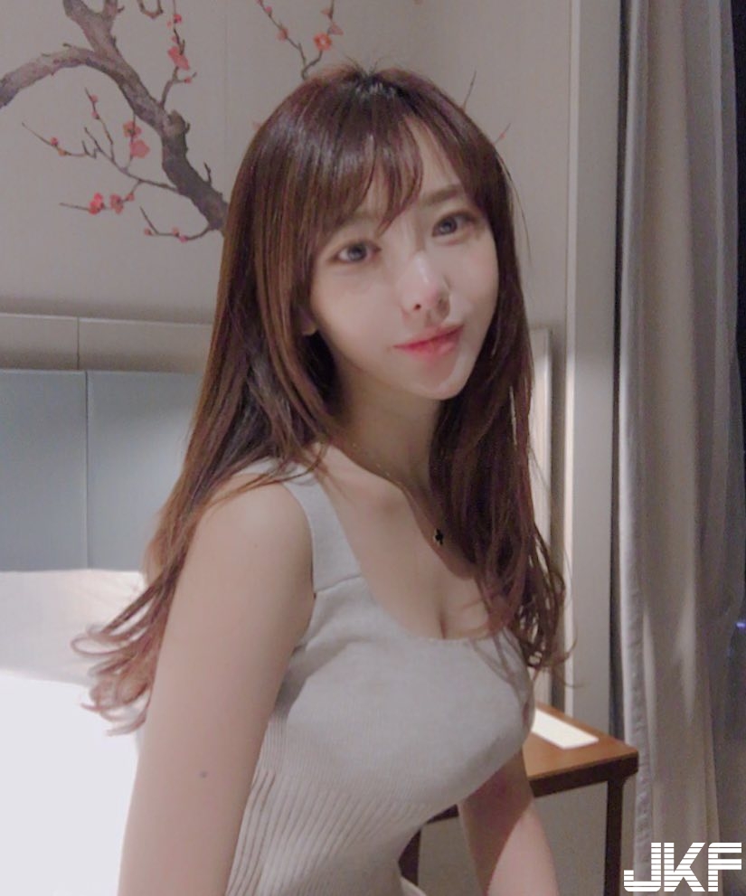 天菜正妹內建「飽滿圓球」繃到上衣快變形，「白嫩蟻腰」性感誘人畫面太養眼