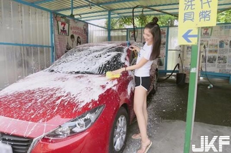 前方驚見「長腿洗車妹」！超短熱褲大秀「白嫩美腿」！好想陪她一起洗車！