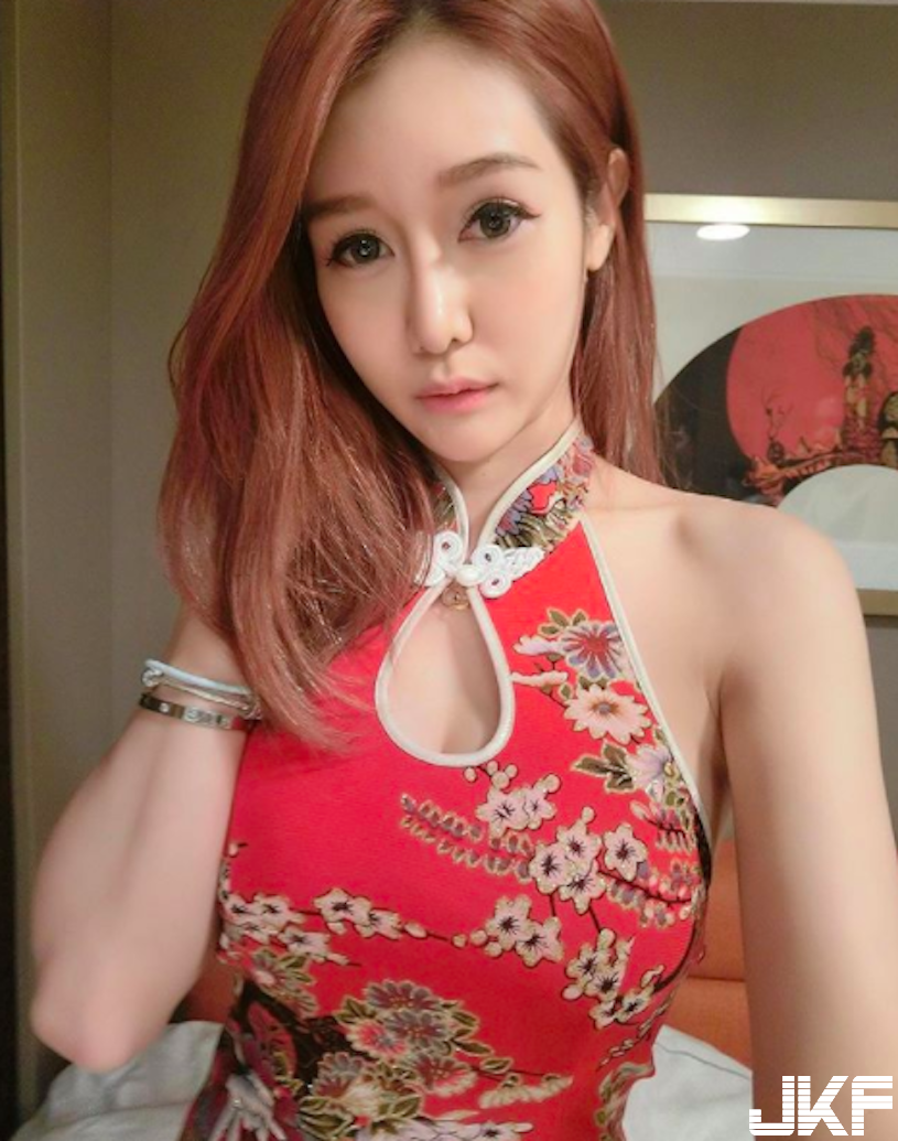 正妹渾圓美胸「撐爆短版衣」！傲人胸曲線「乳量好驚人」！