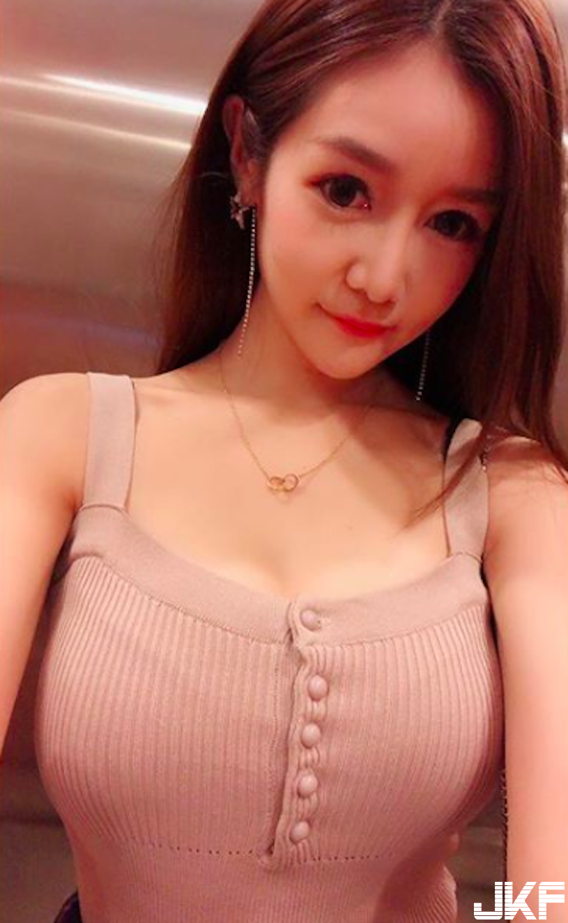 正妹渾圓美胸「撐爆短版衣」！傲人胸曲線「乳量好驚人」！