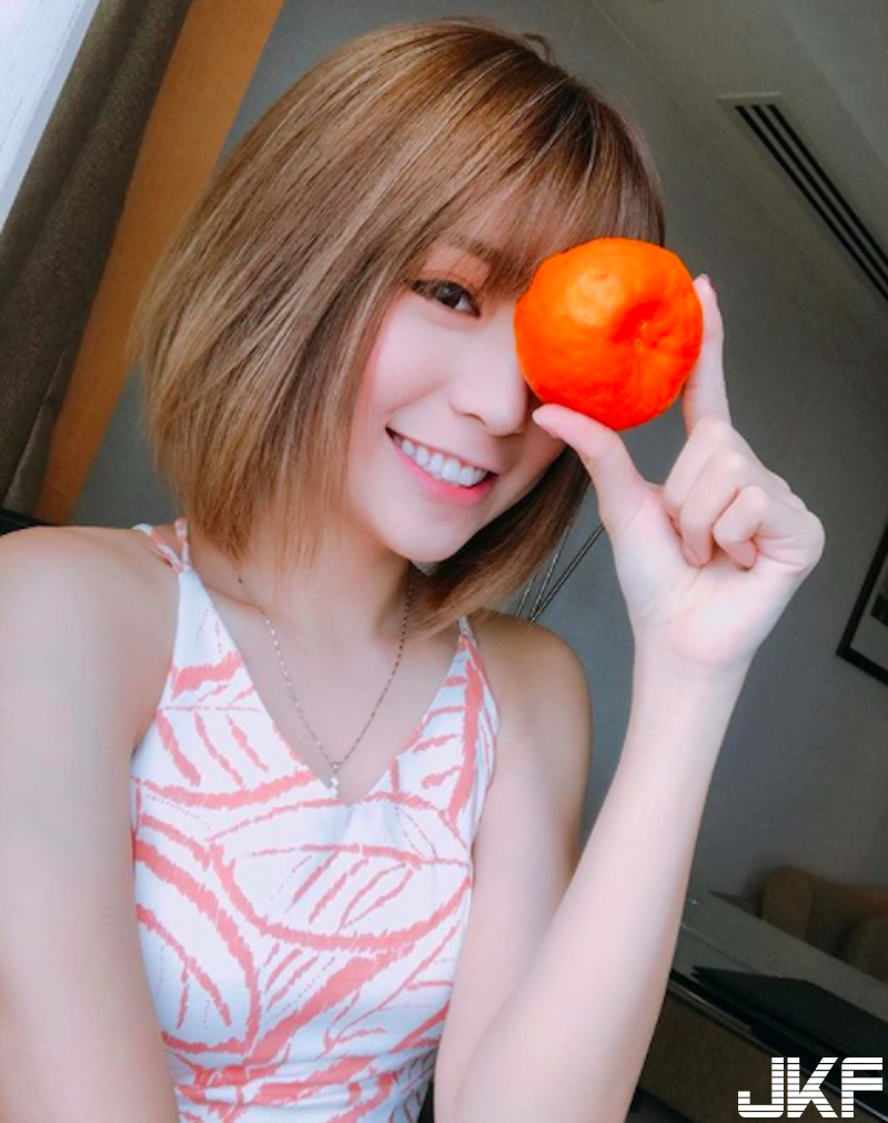 超爽der！同桌吃飯的「背心大奶妹」！渾圓飽滿的豐滿上圍讓人「想吃麻糬」！