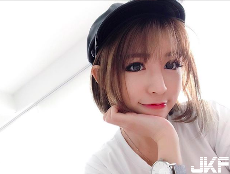 超爽der！同桌吃飯的「背心大奶妹」！渾圓飽滿的豐滿上圍讓人「想吃麻糬」！