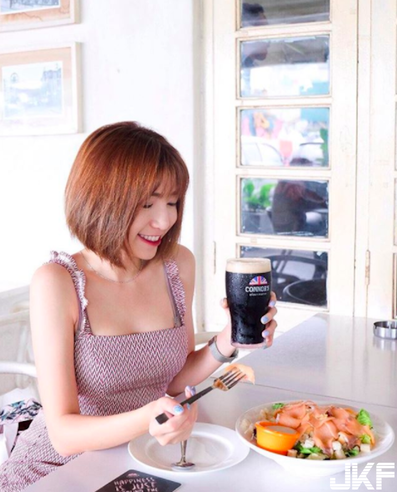 超爽der！同桌吃飯的「背心大奶妹」！渾圓飽滿的豐滿上圍讓人「想吃麻糬」！