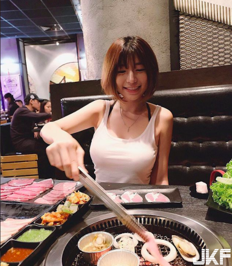 超爽der！同桌吃飯的「背心大奶妹」！渾圓飽滿的豐滿上圍讓人「想吃麻糬」！