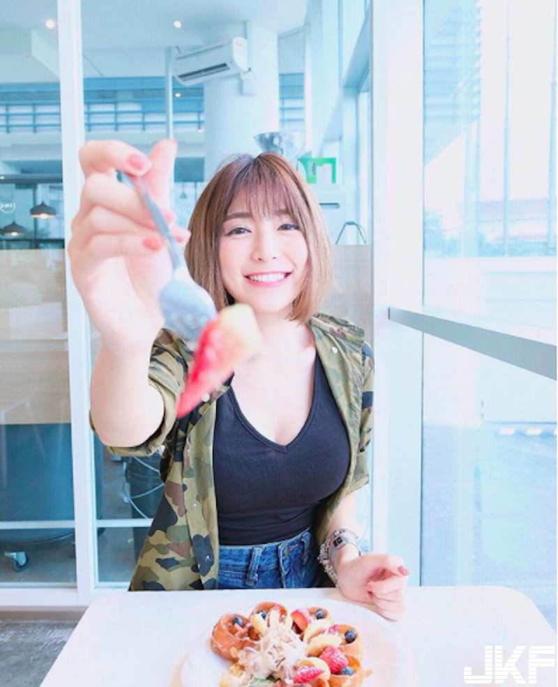 超爽der！同桌吃飯的「背心大奶妹」！渾圓飽滿的豐滿上圍讓人「想吃麻糬」！