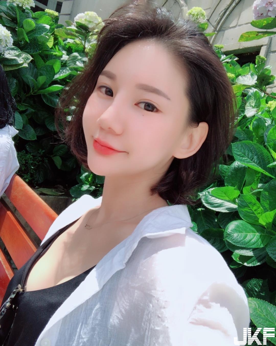 開動！正妹白色背心「中空長輩」探出頭來，想伸手吃大肉包啦！