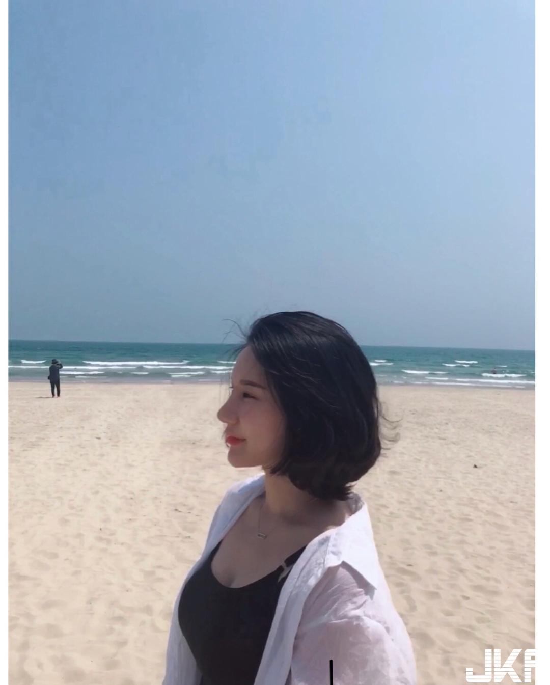 開動！正妹白色背心「中空長輩」探出頭來，想伸手吃大肉包啦！