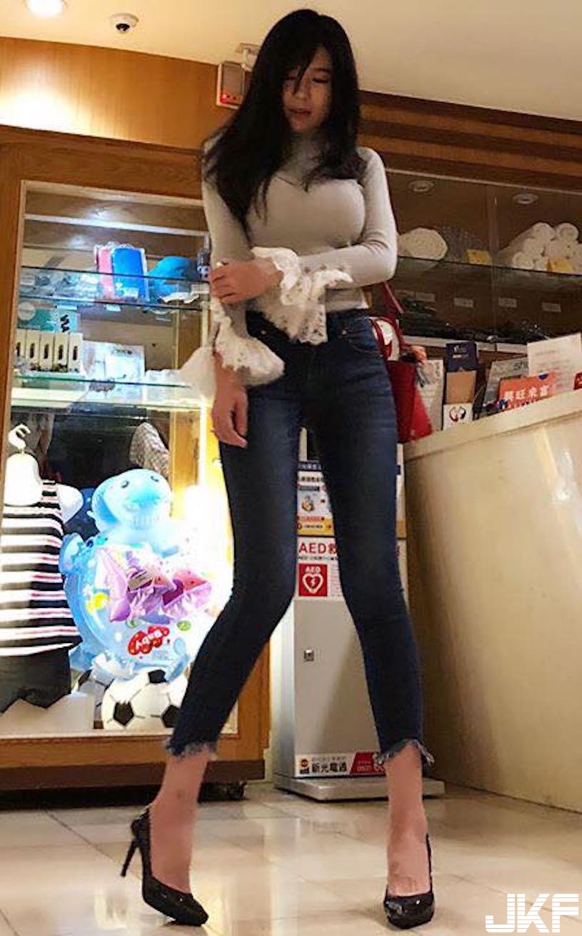 7-11驚見「超長腿九頭身辣妹」！「逆天白皙大腿」曲線讓人想犯罪啊！