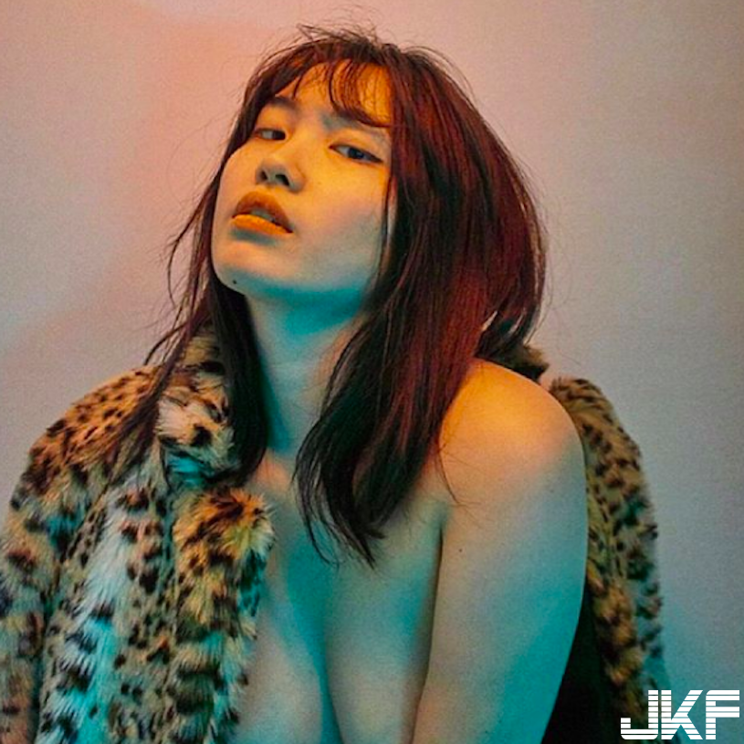 正妹街頭「爆乳曲線」現形！「奔放的地心引力」真的太沈重！