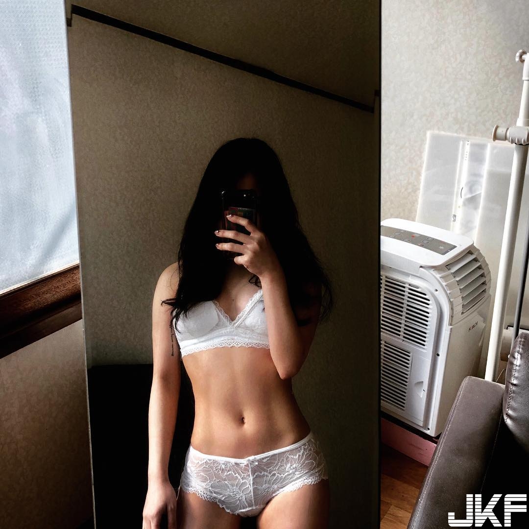 妹子「混圓大球」細肩內衣快撐不住，養眼「私密床照」流出，讓人好生火！