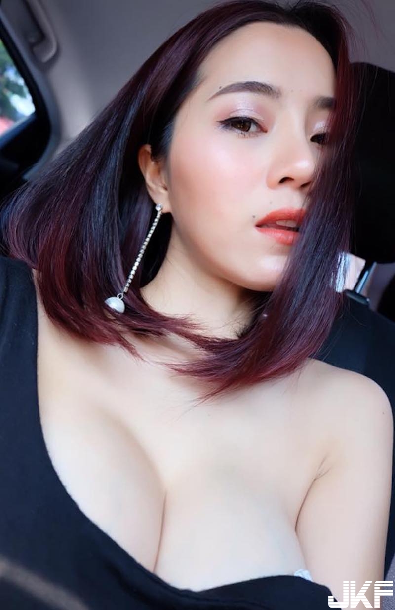 收到禮物太開心！「巨乳奶妹」穿睡衣坐床上甜笑！「奶跑出來」都忘記遮了！