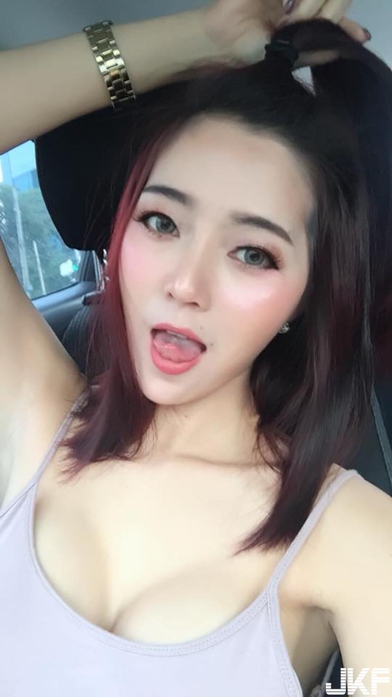 收到禮物太開心！「巨乳奶妹」穿睡衣坐床上甜笑！「奶跑出來」都忘記遮了！