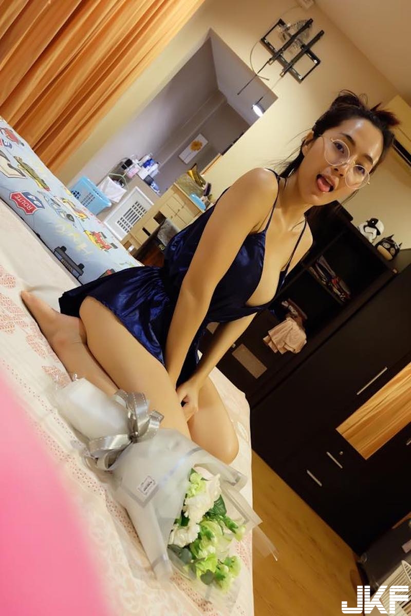收到禮物太開心！「巨乳奶妹」穿睡衣坐床上甜笑！「奶跑出來」都忘記遮了！