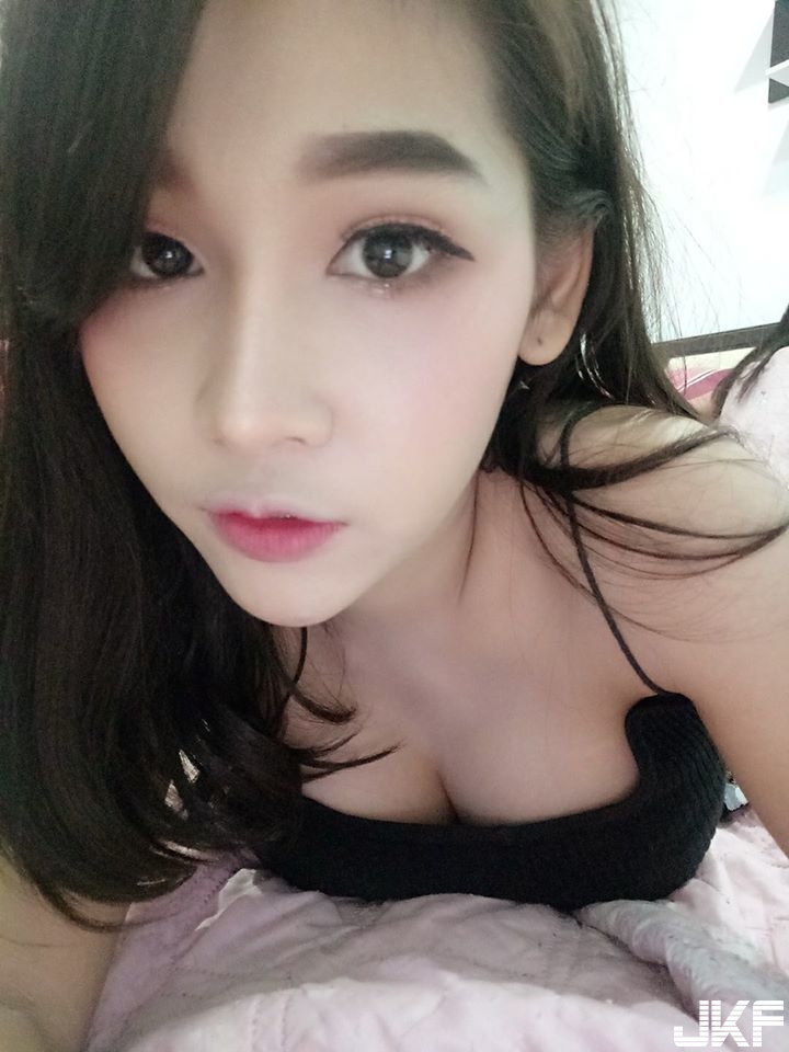 超大鬆軟！泰國眼鏡女孩「上圍罩不住」　奶壓貓咪讓網暴動：想投胎