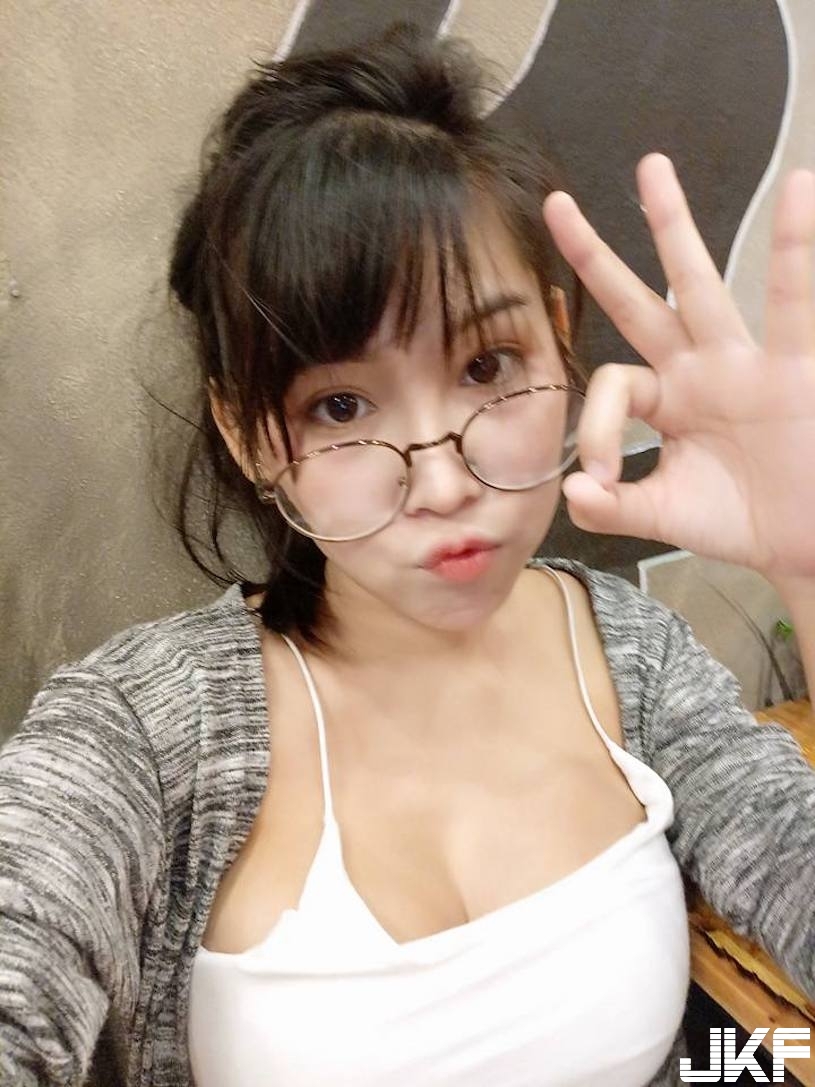 超大鬆軟！泰國眼鏡女孩「上圍罩不住」　奶壓貓咪讓網暴動：想投胎