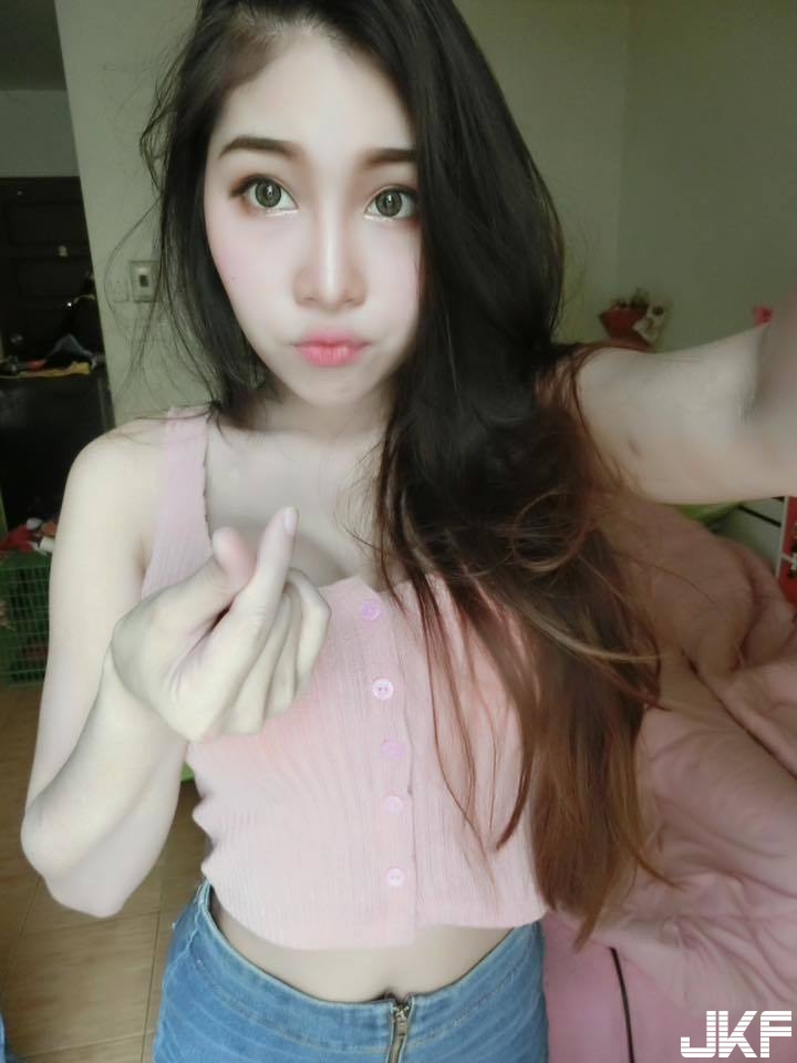 超大鬆軟！泰國眼鏡女孩「上圍罩不住」　奶壓貓咪讓網暴動：想投胎