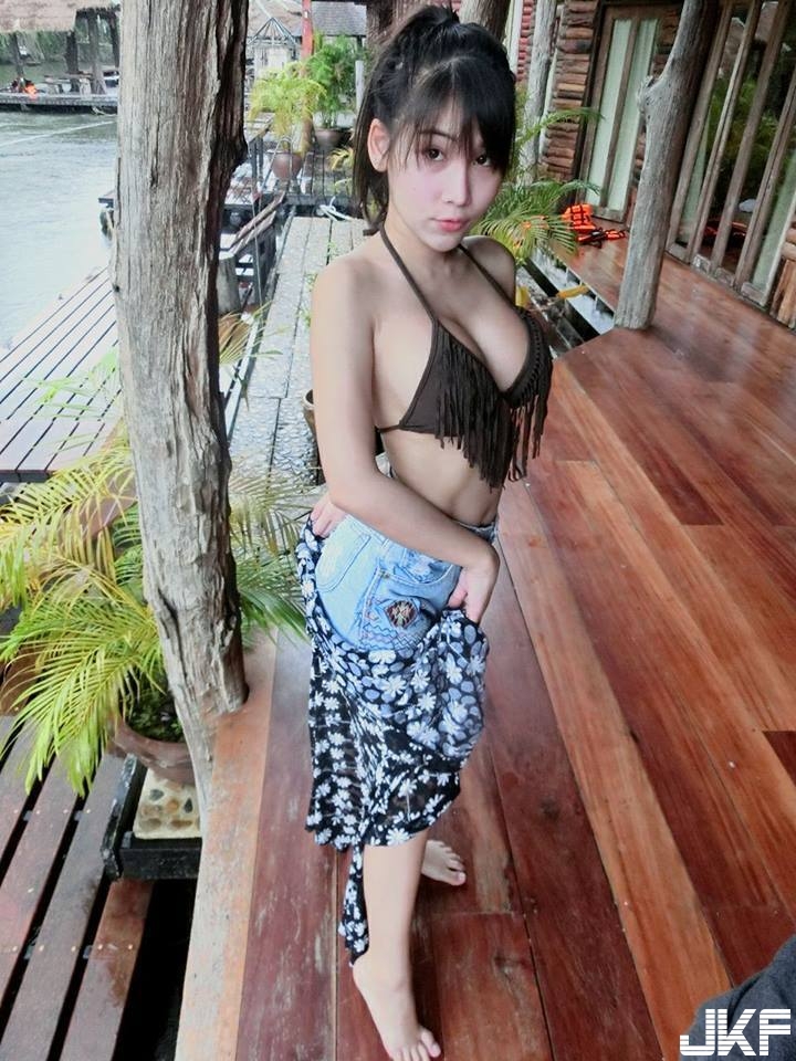 超大鬆軟！泰國眼鏡女孩「上圍罩不住」　奶壓貓咪讓網暴動：想投胎