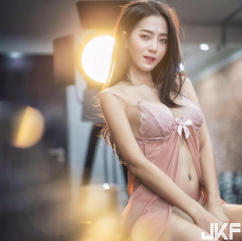 「哈密瓜奶」配鮮奶！「極品圓乳妹」嚐起來太美味！火辣身材佔據整個畫面！
