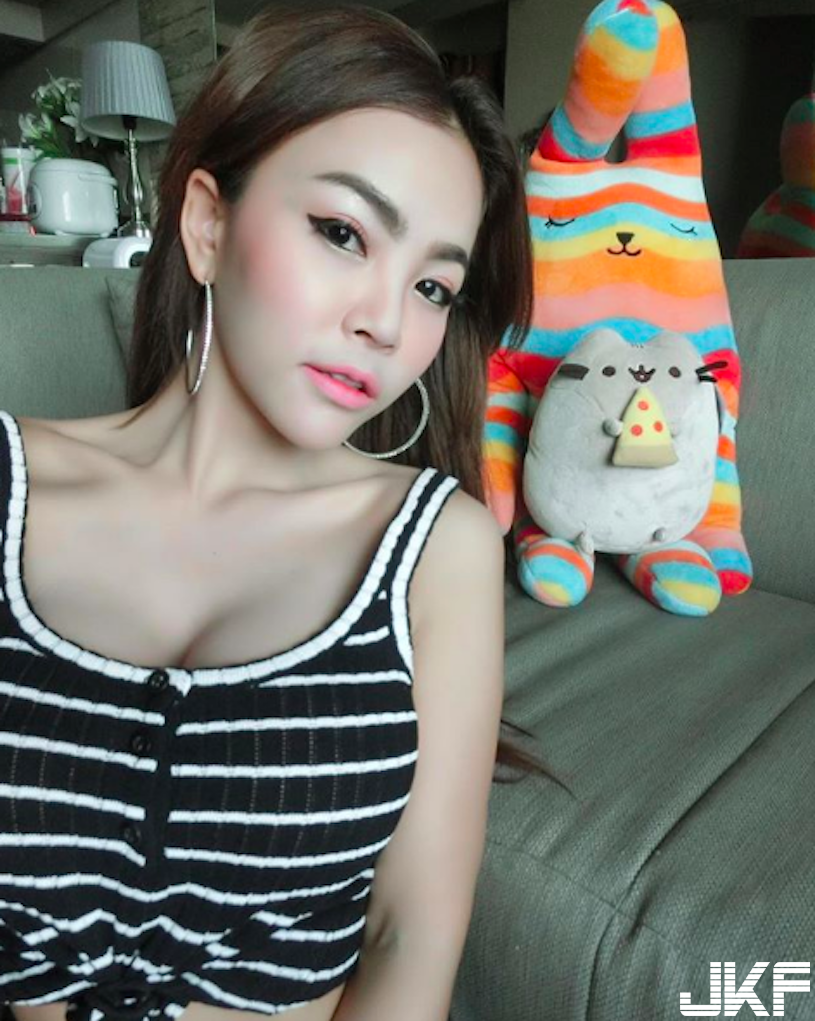 太胸啦！網瘋傳「美髮設計師」F奶有夠迷人！超邪惡「美乳視角」讓人受不了…