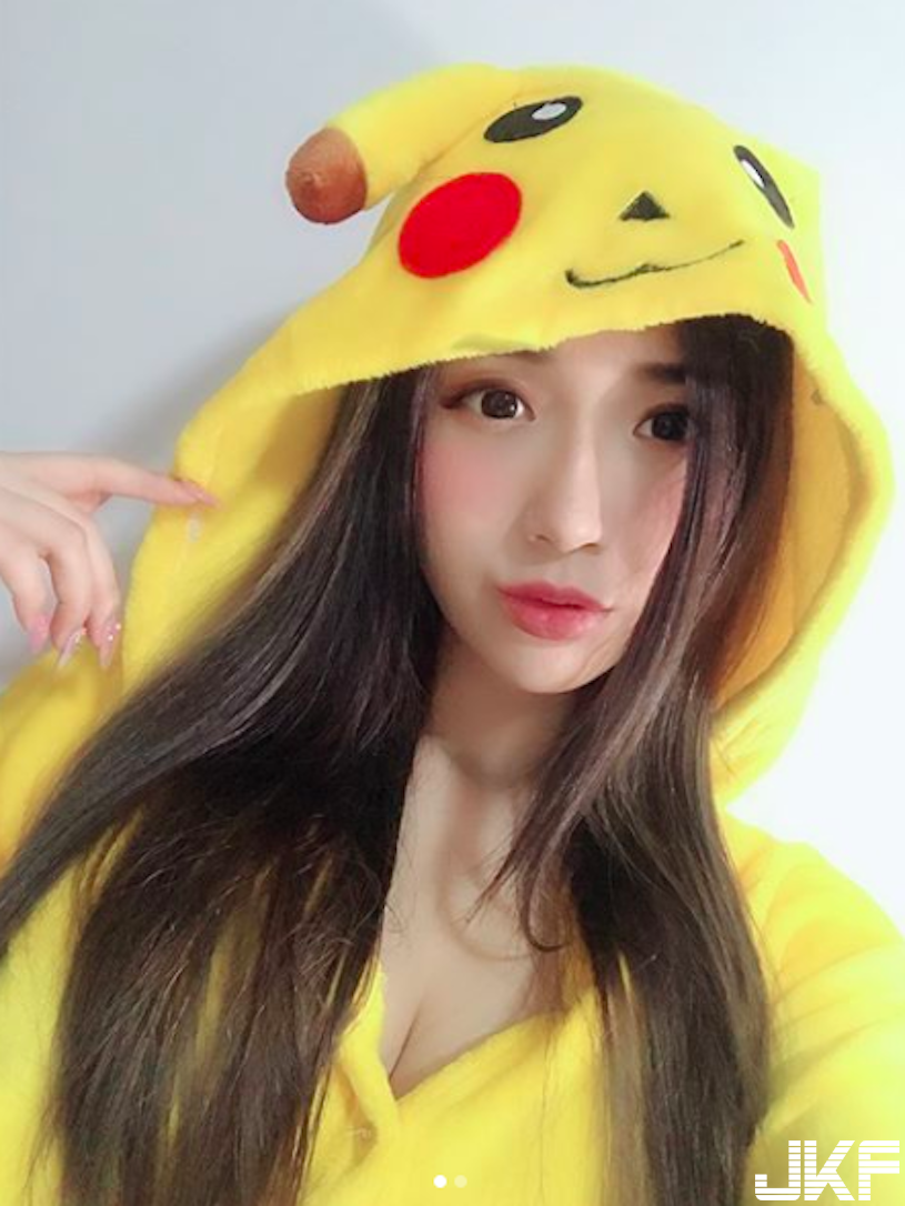 爆乳正妹地心引力超強大！「火辣美乳」細肩帶快撐不住了！