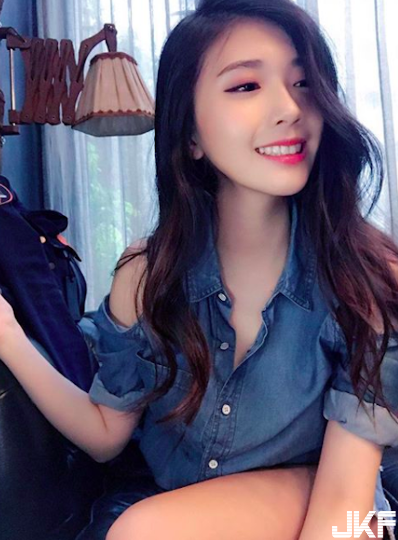 爆乳正妹地心引力超強大！「火辣美乳」細肩帶快撐不住了！