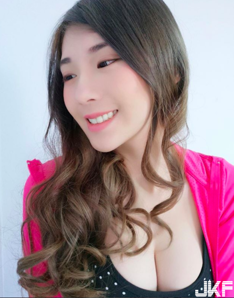 爆乳正妹地心引力超強大！「火辣美乳」細肩帶快撐不住了！