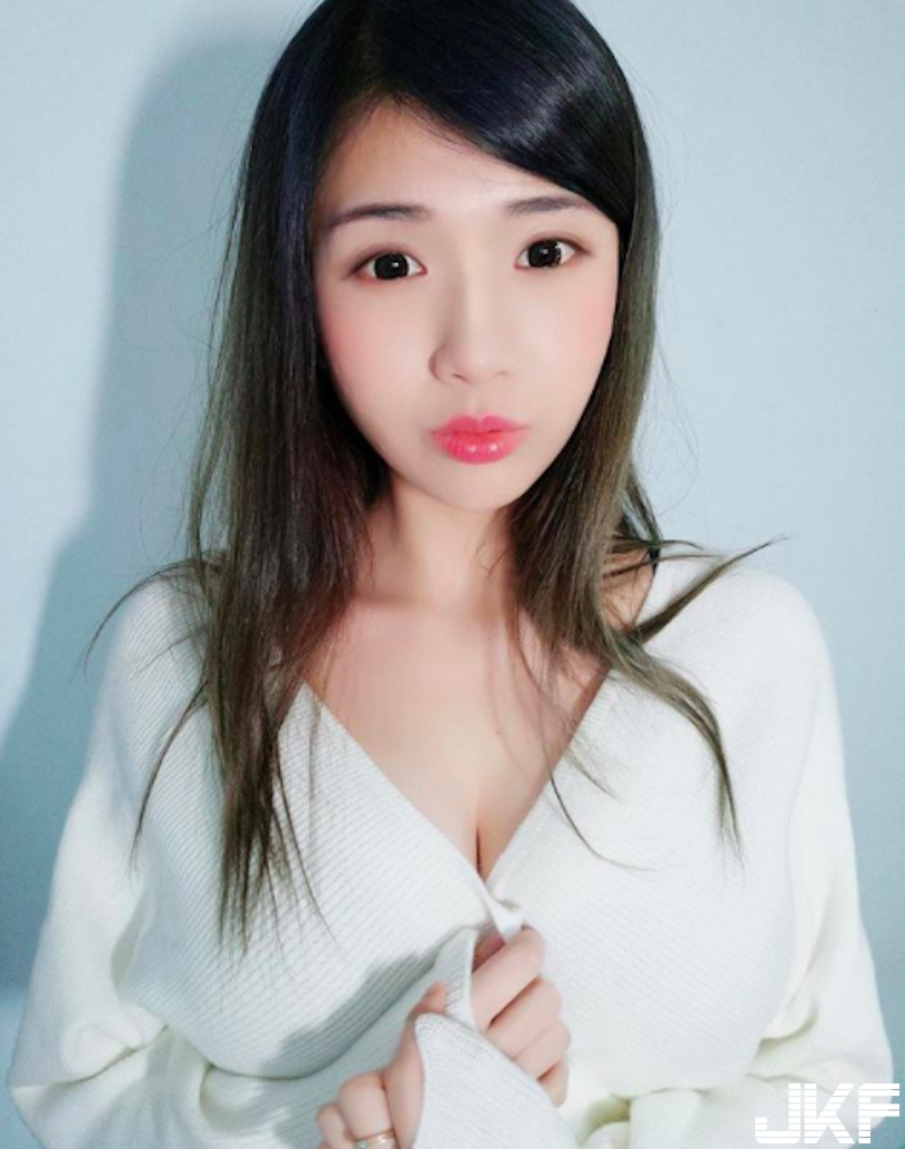 爆乳正妹地心引力超強大！「火辣美乳」細肩帶快撐不住了！