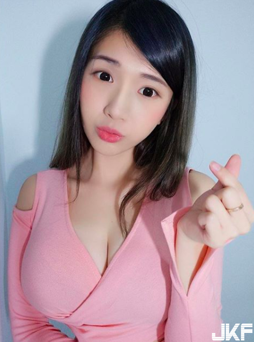 爆乳正妹地心引力超強大！「火辣美乳」細肩帶快撐不住了！