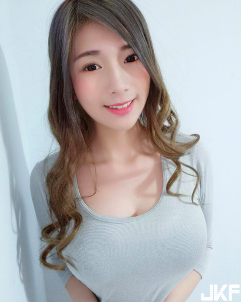 爆乳正妹地心引力超強大！「火辣美乳」細肩帶快撐不住了！