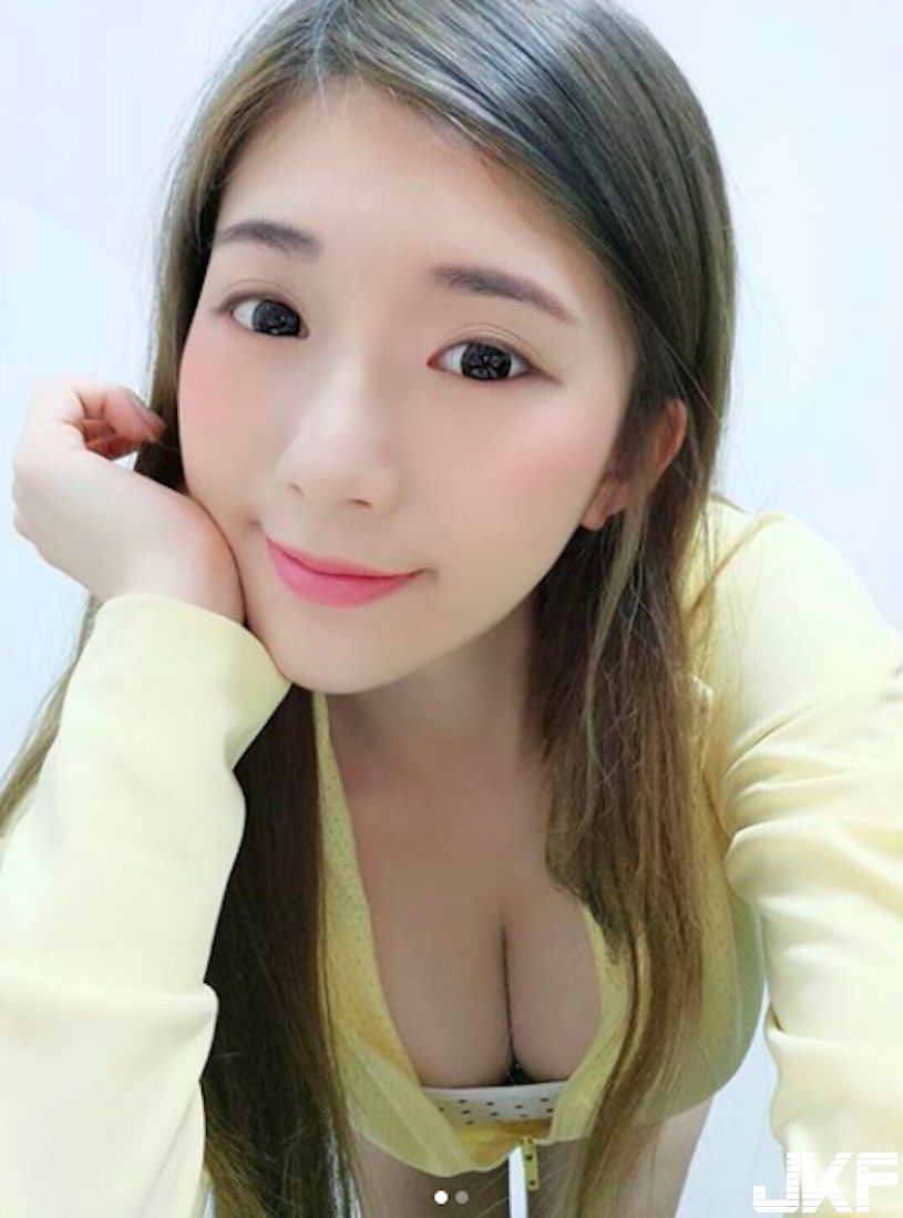 爆乳正妹地心引力超強大！「火辣美乳」細肩帶快撐不住了！