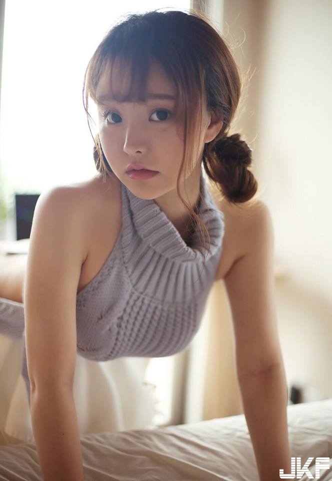 「巨乳甜心」成為最強童貞殺手！露出一邊美乳配上超色氣表情，獵殺你的下半身！