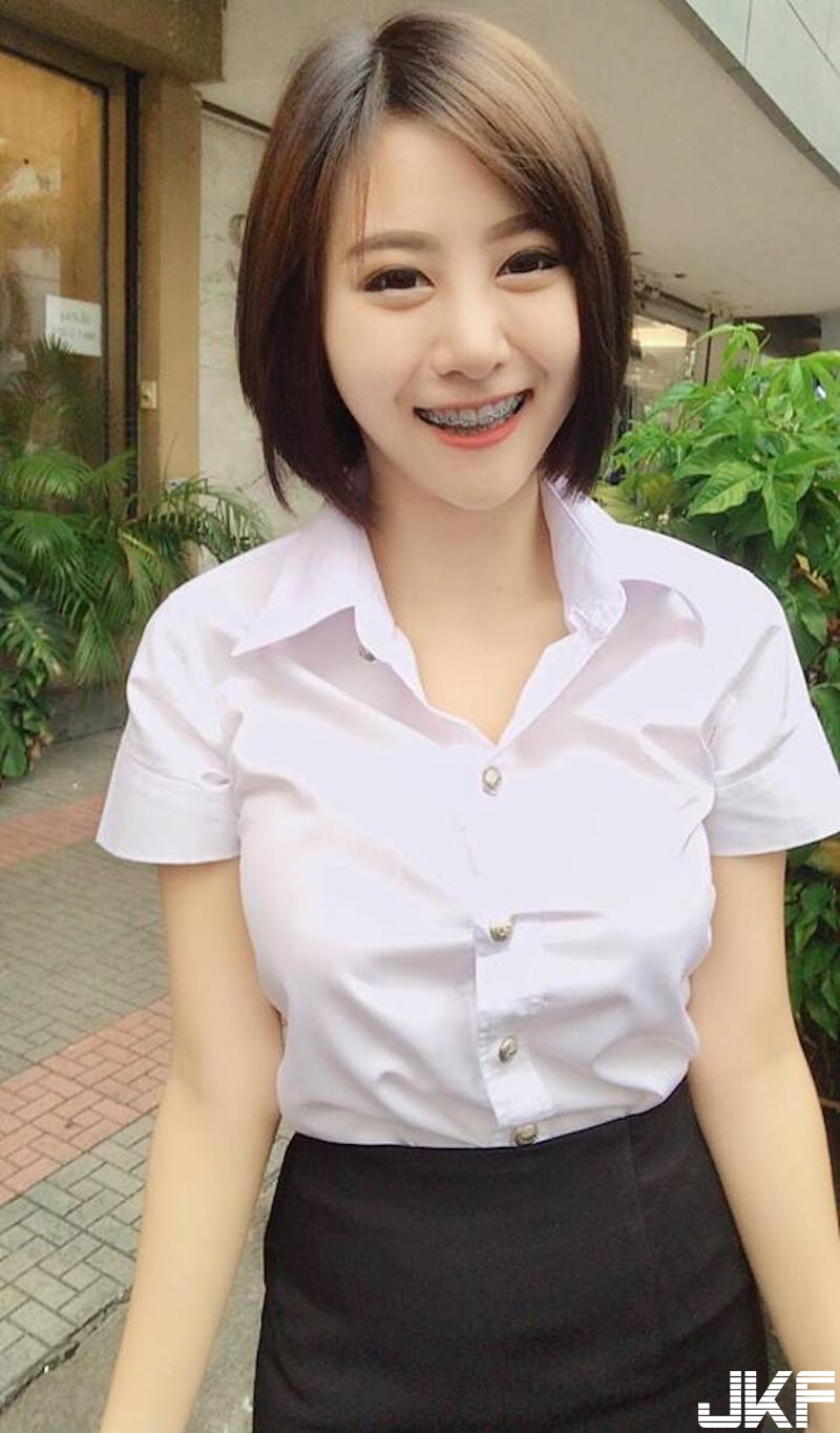 商圈捕獲野生「大奶學生妹」！制服襯衫下「渾圓美胸」快從釦子蹦出來！