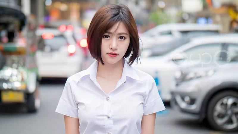 商圈捕獲野生「大奶學生妹」！制服襯衫下「渾圓美胸」快從釦子蹦出來！