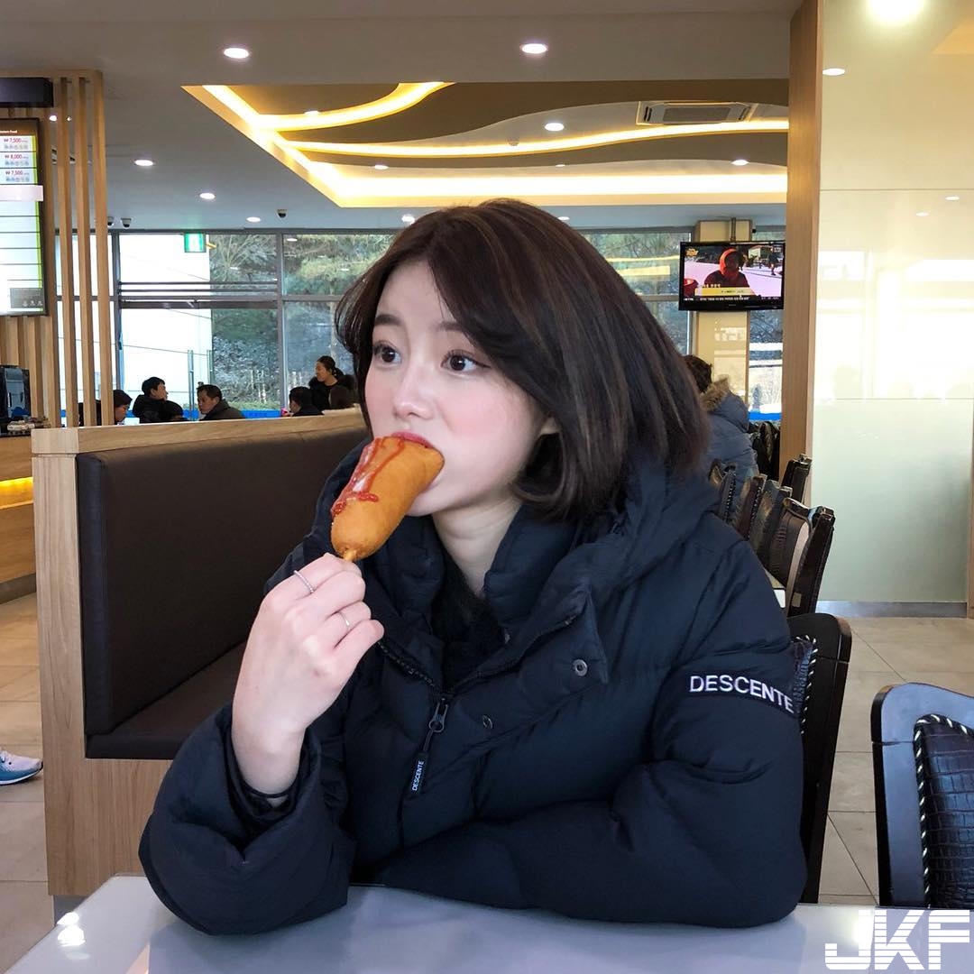 我的給你吃！氣質正妹深喉嚨大熱狗一口塞 「極致挑逗」讓人喉頭一緊