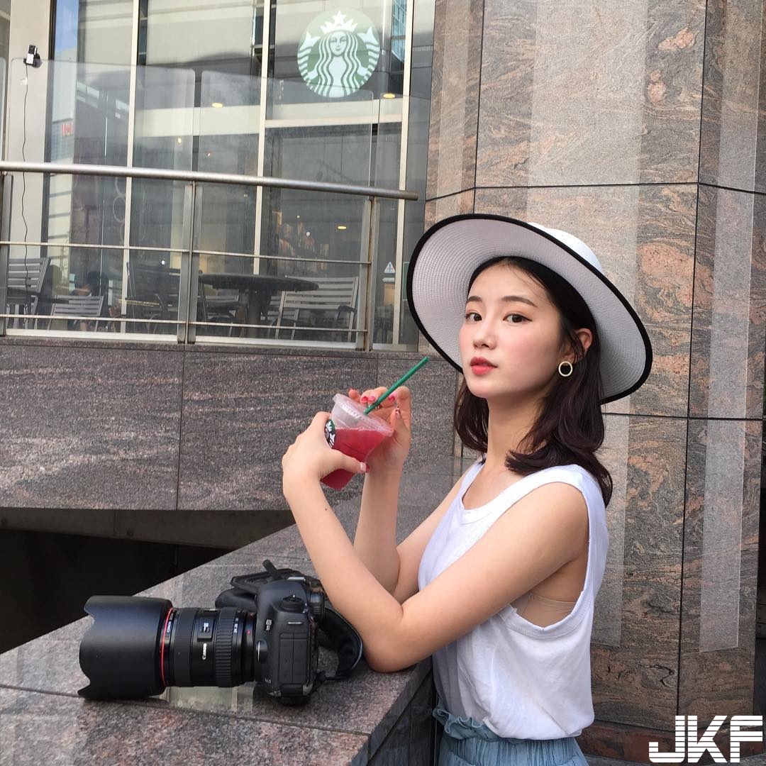 我的給你吃！氣質正妹深喉嚨大熱狗一口塞 「極致挑逗」讓人喉頭一緊