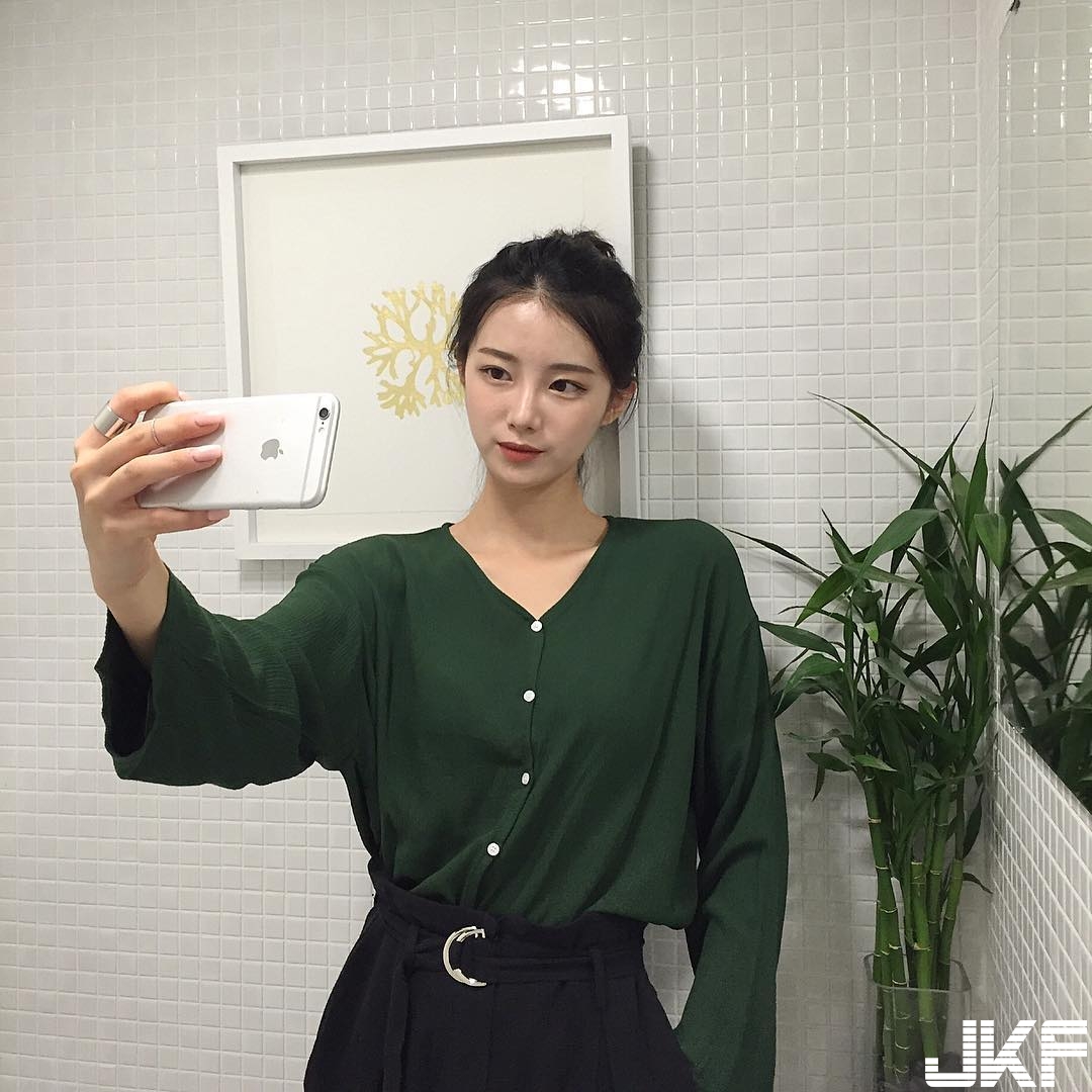 我的給你吃！氣質正妹深喉嚨大熱狗一口塞 「極致挑逗」讓人喉頭一緊