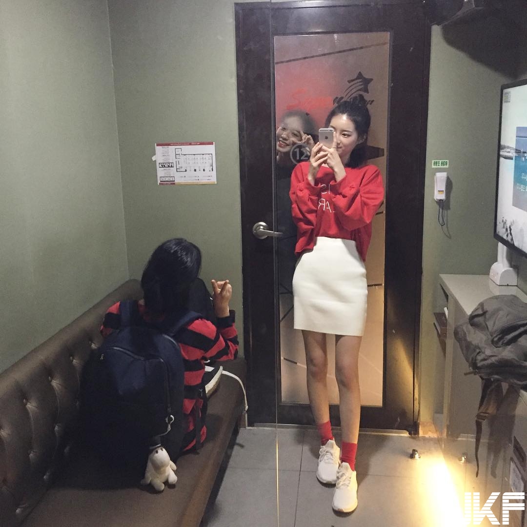 我的給你吃！氣質正妹深喉嚨大熱狗一口塞 「極致挑逗」讓人喉頭一緊